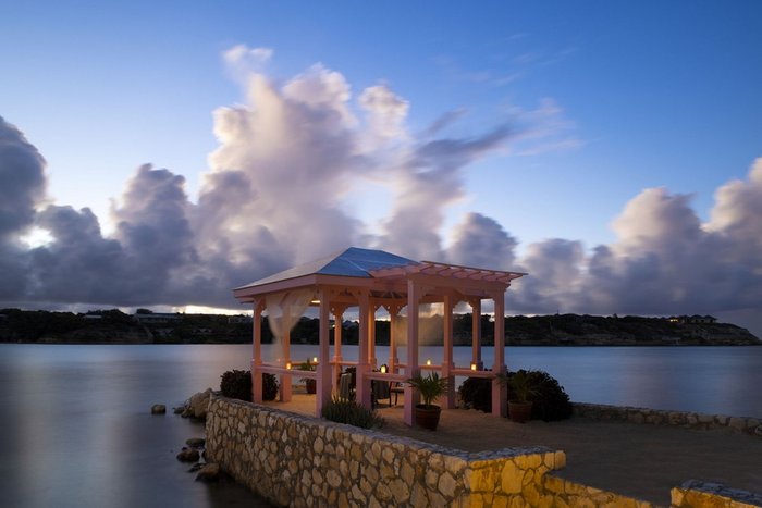 Cocktails and a toast at the Nobody Knows Bar at Hammock Cove Antigua