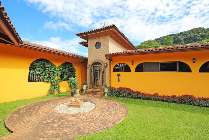 An outdoor spa massage with mountain views at Los Establos Boutique Resort Panama