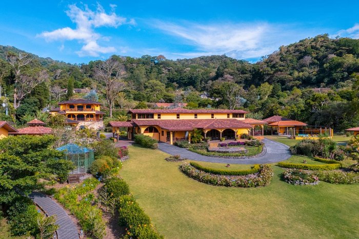 Garden fountain and hacienda at Los Establos Boutique Resort Panama