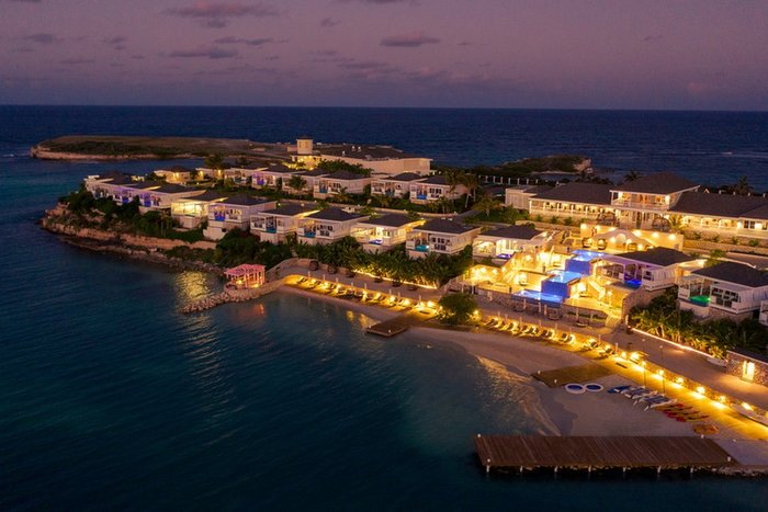 Oceanfront villas beside the beach at Hammock Cove Antigua